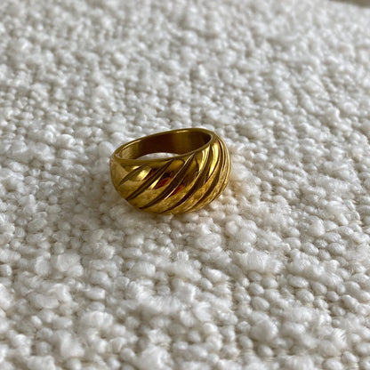 CHUNKY GOLD CROISSANT RING