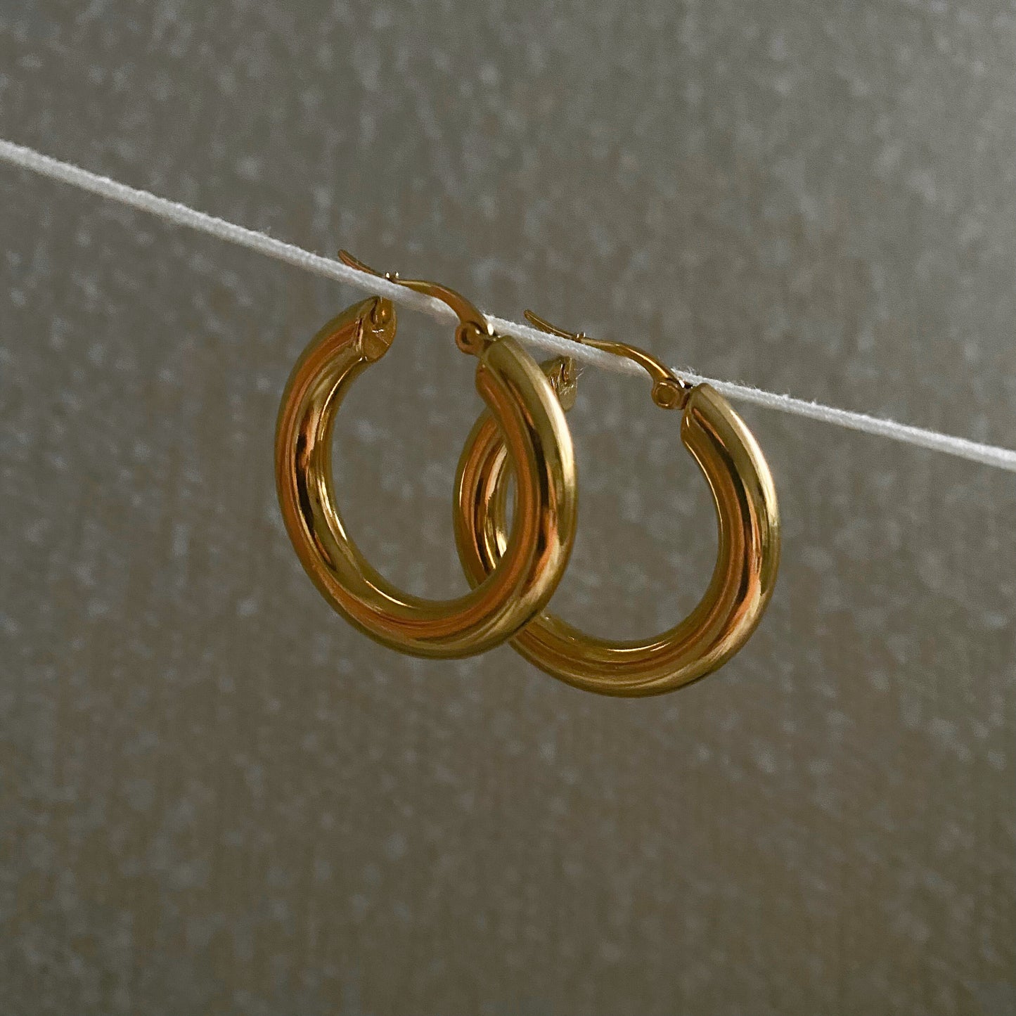 CLASSIC GOLD ESSENTIAL HOOP EARRINGS